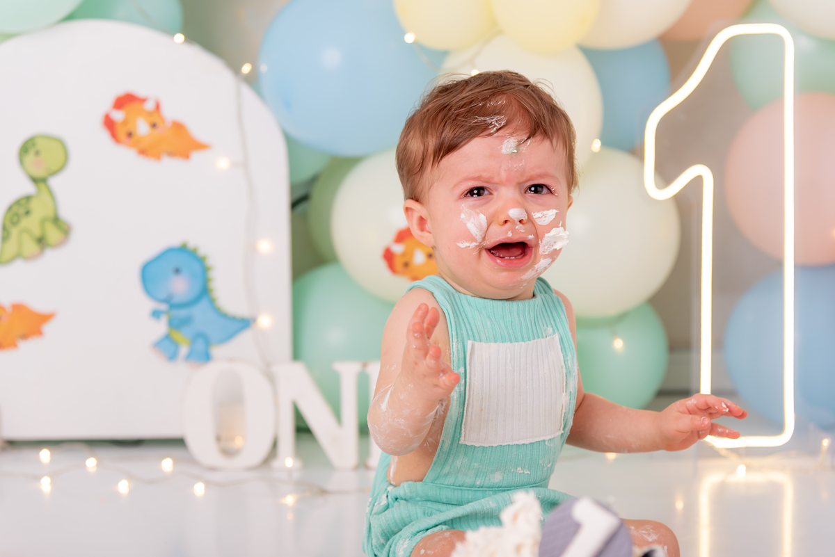 ensaio-smash-the-cake-aniversario-dinossauros-baby-primeiro-ano-produção-clean-familia-gravida-moema-itaim-brooklin-campo-belo-ibirapuera-ipiranga-estudio-thais-castro