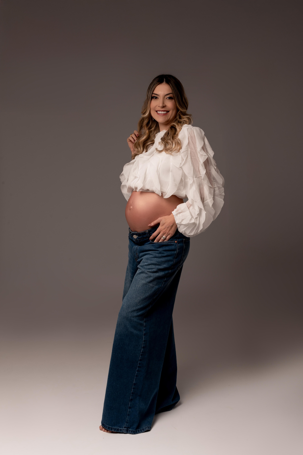 ensaio-gestante-fashion-clean-jeans-moda-alto-padrão-brooklin-itaim-bibi-moema-jardins-ibirapuera-campo-belo-santo-amaro-monções-ipiranga-estudio-thais-castro