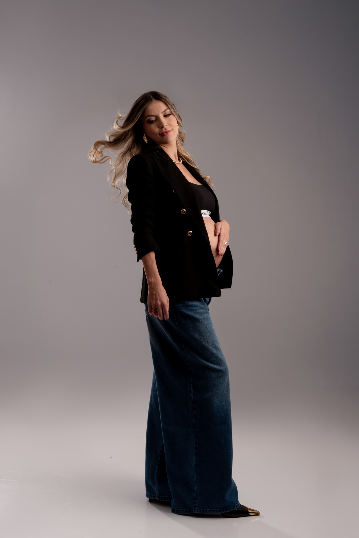 ensaio-gestante-fashion-clean-jeans-moda-alto-padrão-brooklin-itaim-bibi-moema-jardins-ibirapuera-campo-belo-santo-amaro-monções-ipiranga-estudio-thais-castro