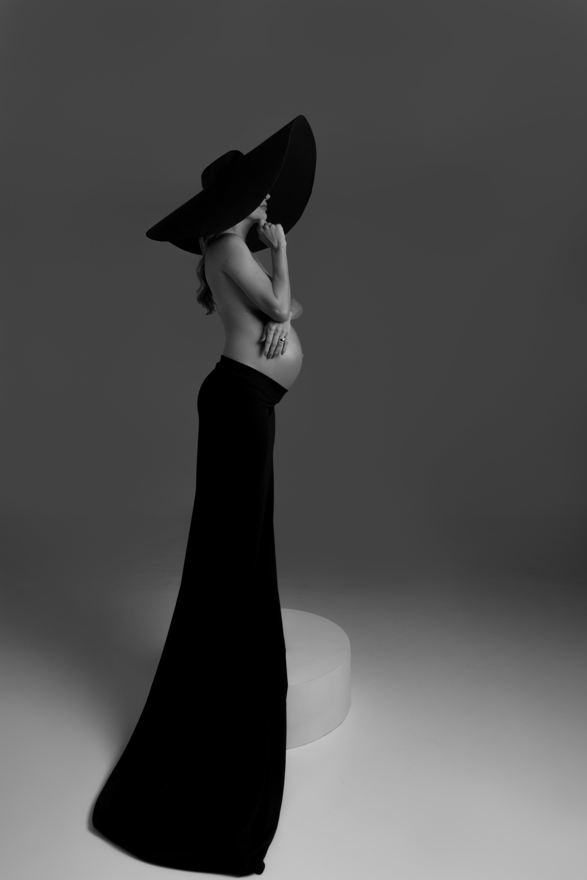 ensaio-gestante-fashion-clean-jeans-moda-alto-padrão-brooklin-itaim-bibi-moema-jardins-ibirapuera-campo-belo-santo-amaro-monções-ipiranga-estudio-thais-castro