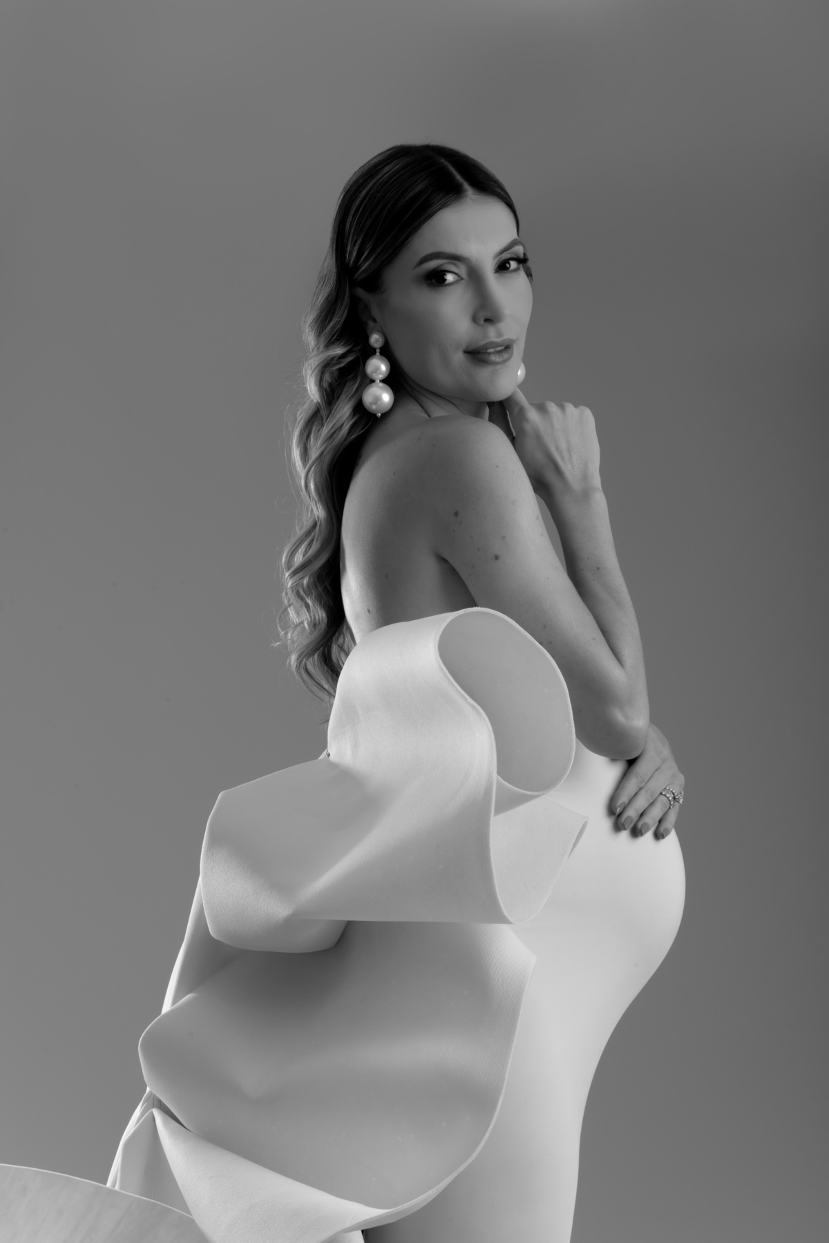 ensaio-gestante-fashion-clean-jeans-moda-alto-padrão-brooklin-itaim-bibi-moema-jardins-ibirapuera-campo-belo-santo-amaro-monções-ipiranga-estudio-thais-castro