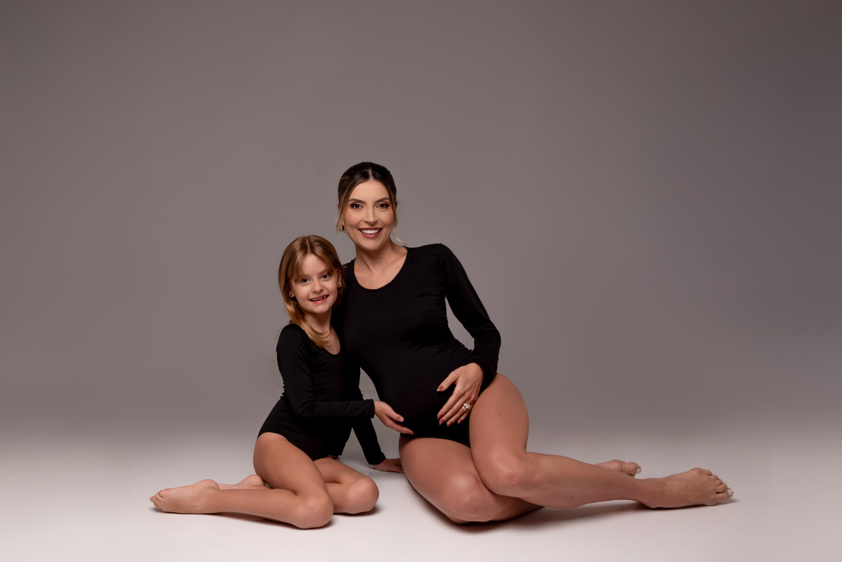 ensaio-gestante-fashion-clean-jeans-moda-alto-padrão-brooklin-itaim-bibi-moema-jardins-ibirapuera-campo-belo-santo-amaro-monções-ipiranga-estudio-thais-castro