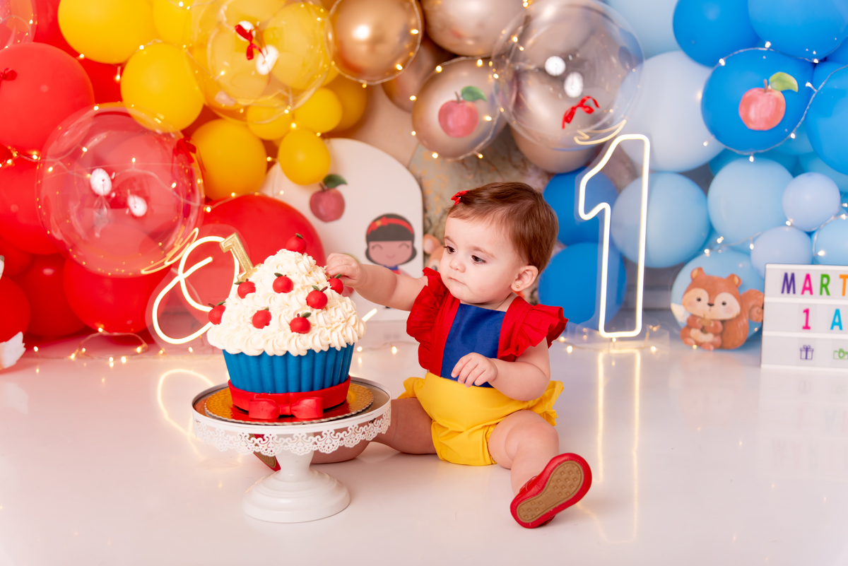 ensaio-smash-the-cake-princesa-disney-branca-de-neve-menina-aniversario-brooklin-estudio-thais-castro-moema-itaim-bibi-ibirapuera-zona-sul-morumbi-santo-amaro-vila-nova-conceição-cidade-monções