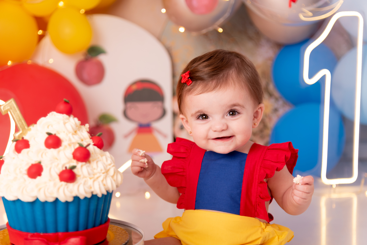 ensaio-smash-the-cake-princesa-disney-branca-de-neve-menina-aniversario-brooklin-estudio-thais-castro-moema-itaim-bibi-ibirapuera-zona-sul-morumbi-santo-amaro-vila-nova-conceição-cidade-monções