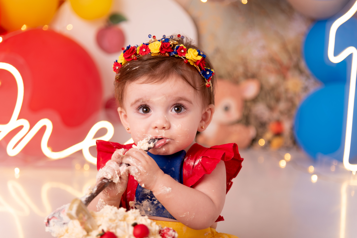 ensaio-smash-the-cake-princesa-disney-branca-de-neve-menina-aniversario-brooklin-estudio-thais-castro-moema-itaim-bibi-ibirapuera-zona-sul-morumbi-santo-amaro-vila-nova-conceição-cidade-monções
