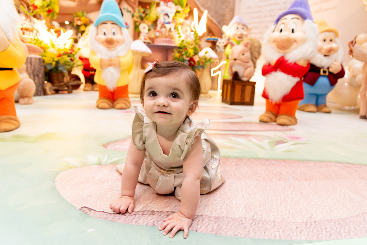 ensaio-smash-the-cake-princesa-disney-branca-de-neve-menina-aniversario-brooklin-estudio-thais-castro-moema-itaim-bibi-ibirapuera-zona-sul-morumbi-santo-amaro-vila-nova-conceição-cidade-monções