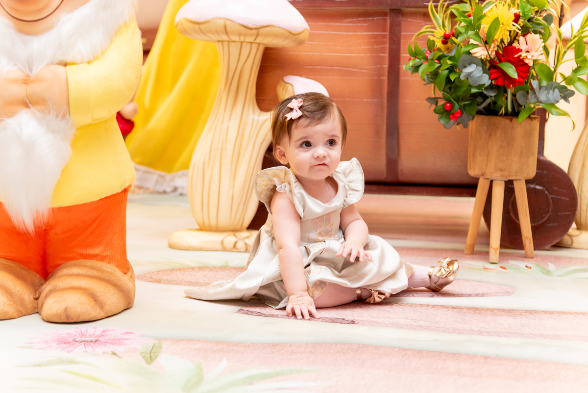 ensaio-smash-the-cake-princesa-disney-branca-de-neve-menina-aniversario-brooklin-estudio-thais-castro-moema-itaim-bibi-ibirapuera-zona-sul-morumbi-santo-amaro-vila-nova-conceição-cidade-monções