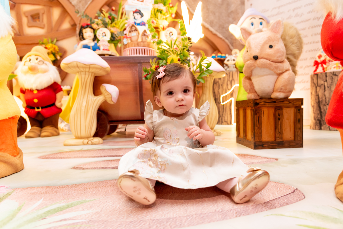 ensaio-smash-the-cake-princesa-disney-branca-de-neve-menina-aniversario-brooklin-estudio-thais-castro-moema-itaim-bibi-ibirapuera-zona-sul-morumbi-santo-amaro-vila-nova-conceição-cidade-monções