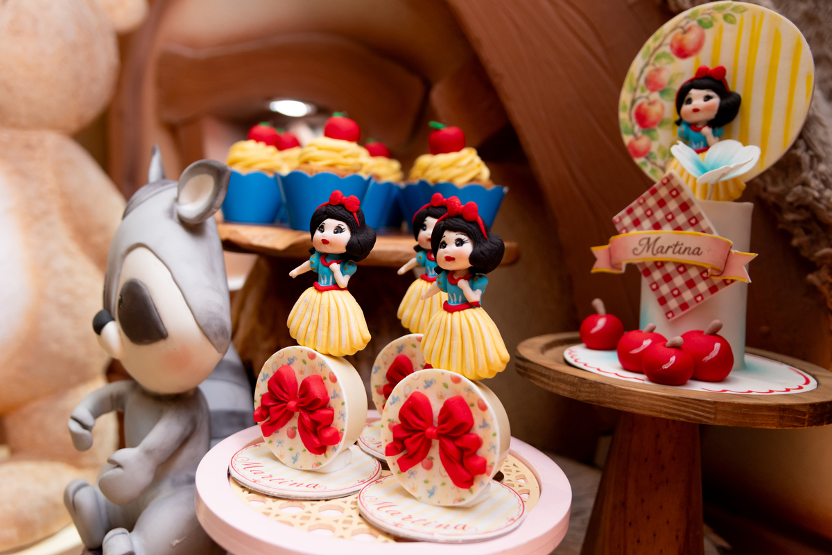 ensaio-smash-the-cake-princesa-disney-branca-de-neve-menina-aniversario-brooklin-estudio-thais-castro-moema-itaim-bibi-ibirapuera-zona-sul-morumbi-santo-amaro-vila-nova-conceição-cidade-monções