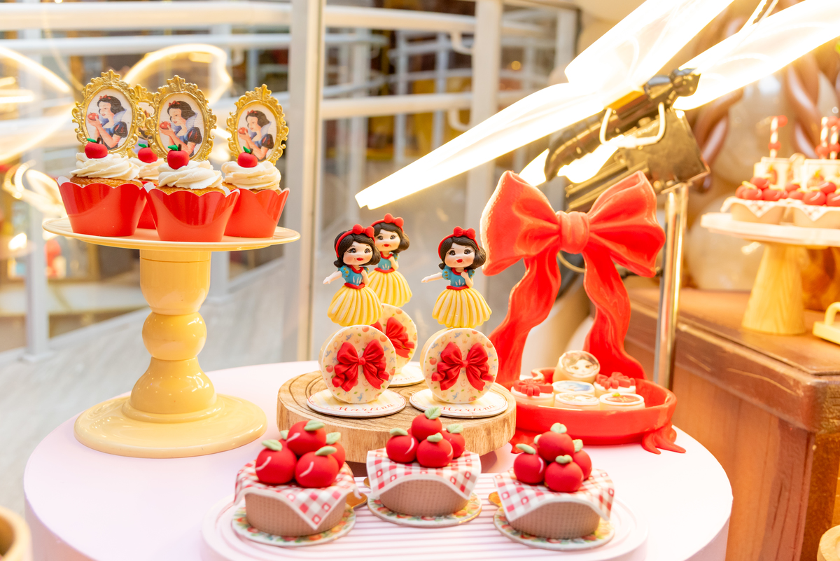 ensaio-smash-the-cake-princesa-disney-branca-de-neve-menina-aniversario-brooklin-estudio-thais-castro-moema-itaim-bibi-ibirapuera-zona-sul-morumbi-santo-amaro-vila-nova-conceição-cidade-monções