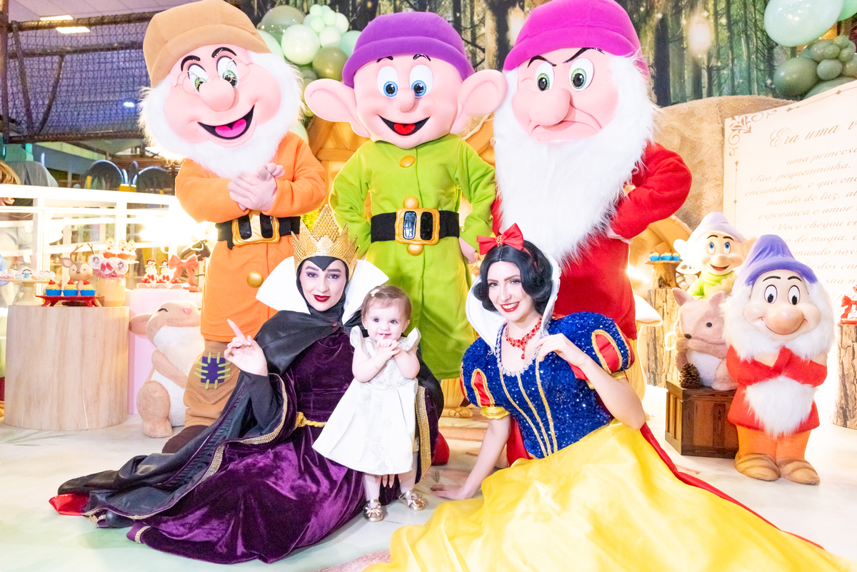 ensaio-smash-the-cake-princesa-disney-branca-de-neve-menina-aniversario-brooklin-estudio-thais-castro-moema-itaim-bibi-ibirapuera-zona-sul-morumbi-santo-amaro-vila-nova-conceição-cidade-monções