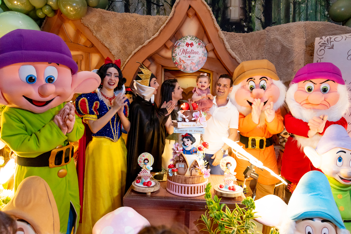 ensaio-smash-the-cake-princesa-disney-branca-de-neve-menina-aniversario-brooklin-estudio-thais-castro-moema-itaim-bibi-ibirapuera-zona-sul-morumbi-santo-amaro-vila-nova-conceição-cidade-monções