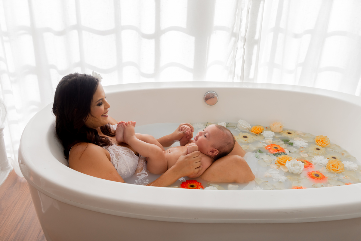 Ensaio Mãe e filha milk bath Santo André Amamentação - Thais Castro Fotografia