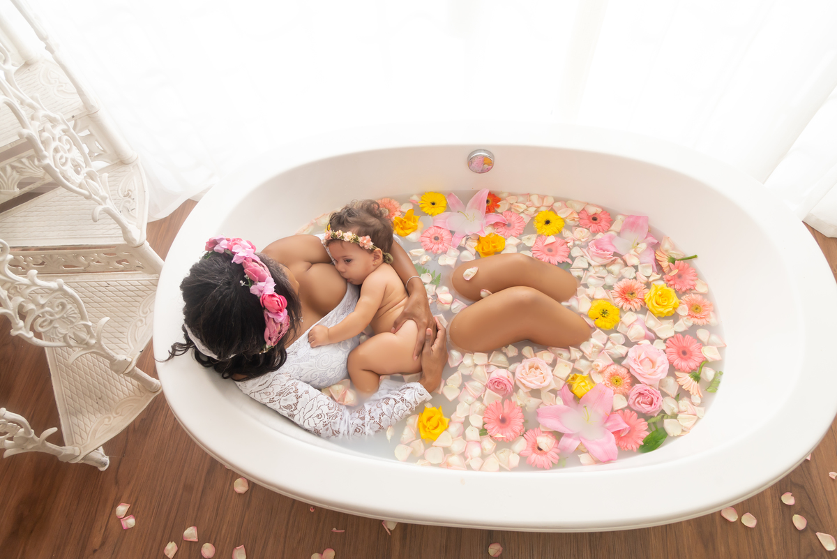 Ensaio milk bath mãe e filha Estúdio Thais Castro - Santo André 