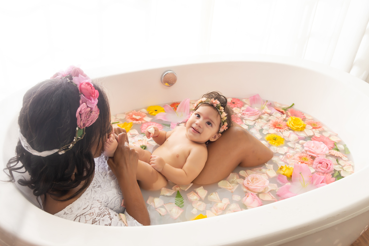 Ensaio milk bath mãe e filha Estúdio Thais Castro - Santo André 