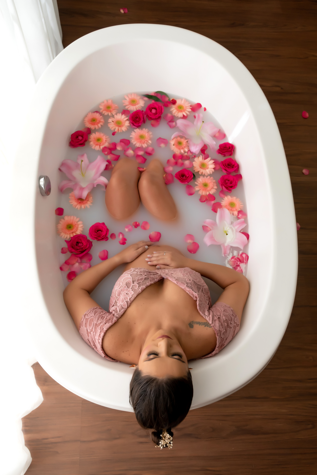 Estudio Thais Castro ensaio gestante luxo - milk bath