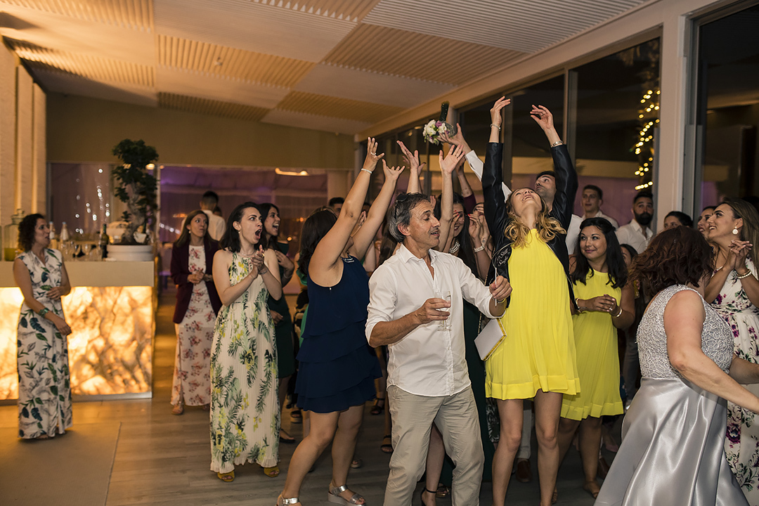 Hora de atirar o ramo da noiva