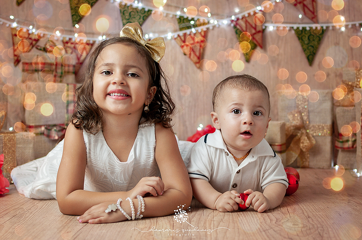 Sessão Infantil de Natal realizada no estúdio da Fotógrafa Damaris Quedevez. As crianças amam as brincadeiras e serem fotografas por quem ama brincar com elas. | Volta Redonda Barra Mansa Barra do Piraí