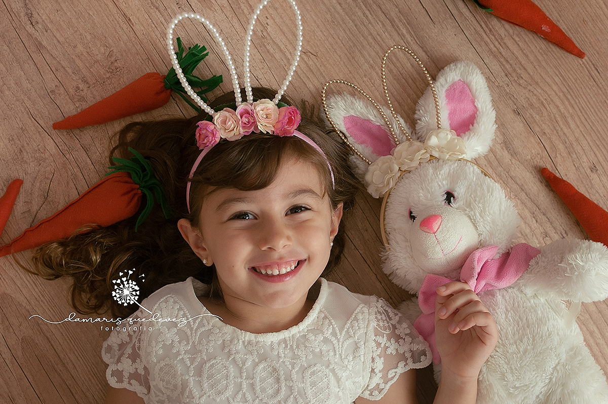 Sessão de Páscoa realizada no estúdio da Fotógrafa Damaris Quedevez. Eles amam as brincadeiras e serem fotografas por quem ama brincar com eles. | Volta Redonda Barra Mansa Barra do Piraí | Newborn Gestante Bebês Aniversário Família