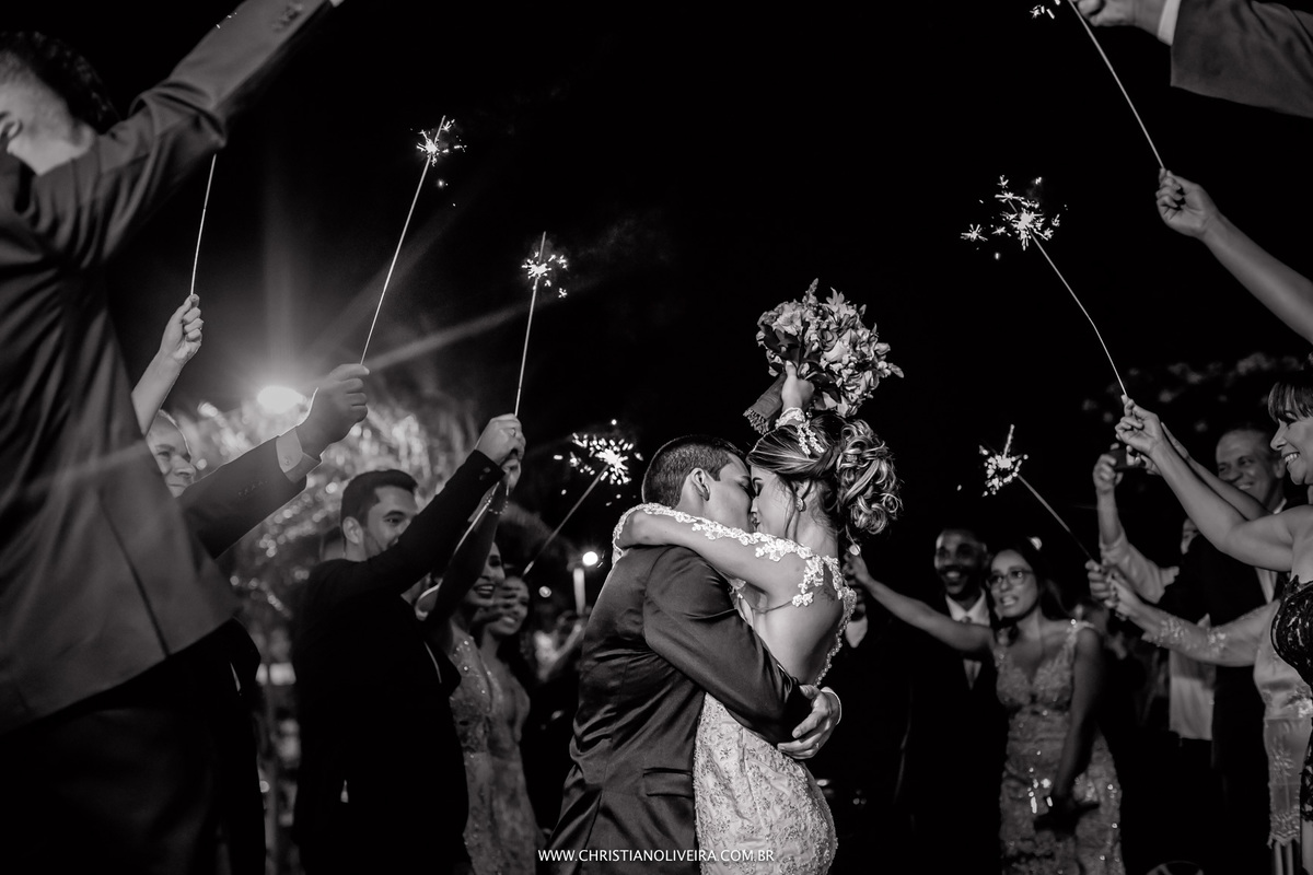 Casamento - Flávia Araújo - Ítalo Crawford - Igreja Matriz de Santo Antônio - Curvelo MG - Casando no Interior - Saída dos Noivos - Sparkles