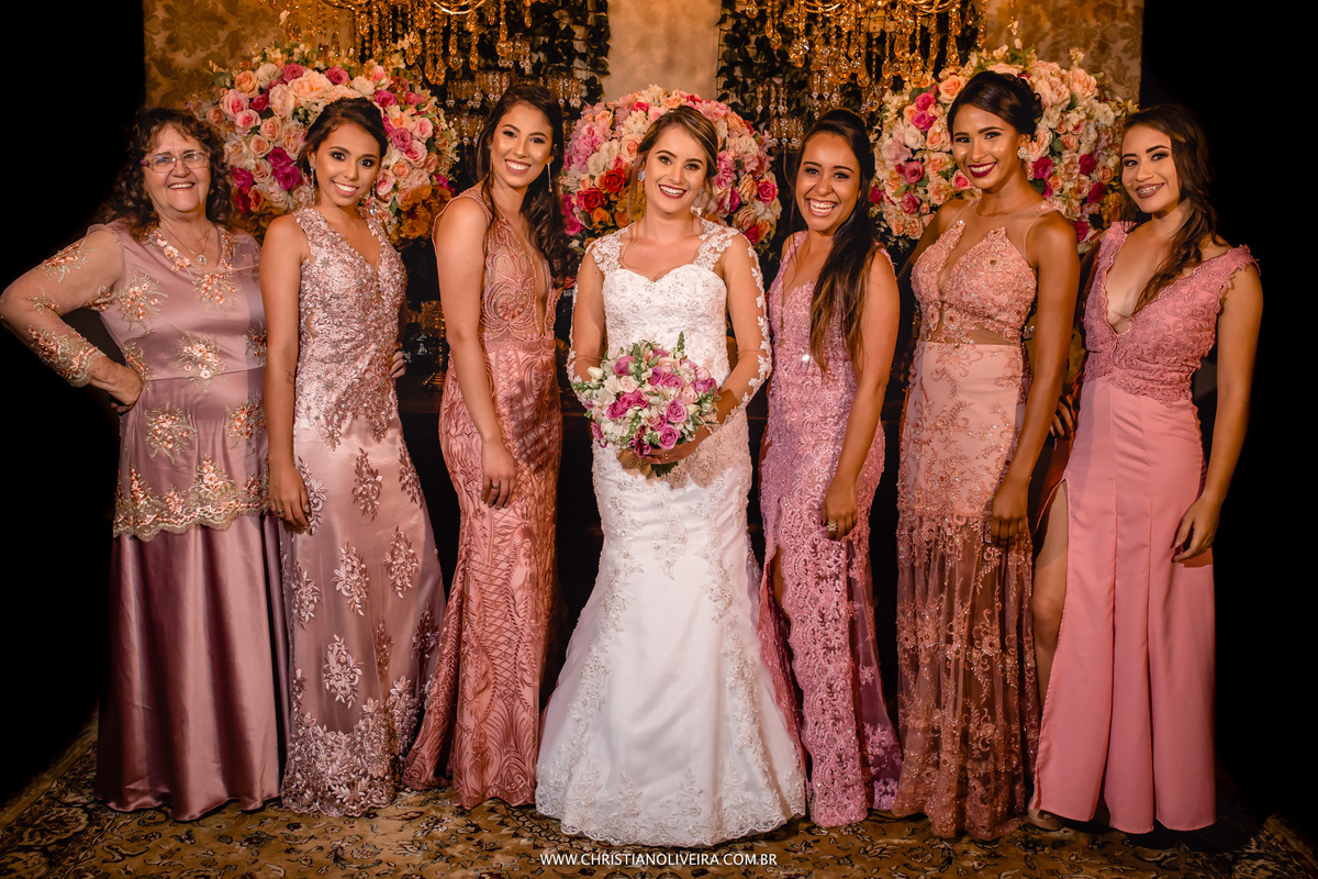 Casamento - Flávia Araújo - Ítalo Crawford - Igreja Matriz de Santo Antônio - Curvelo MG - Casando no Interior - Decoração - Wanessa Oliveira Decor - Vestido Madrinhas