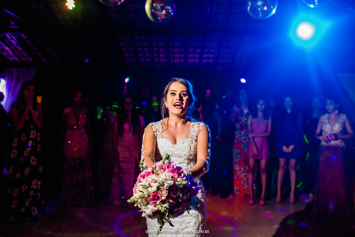 Casamento - Flávia Araújo - Ítalo Crawford - Igreja Matriz de Santo Antônio - Curvelo MG - Casando no Interior - Decoração - Wanessa Oliveira Decor - Buquê Noiva