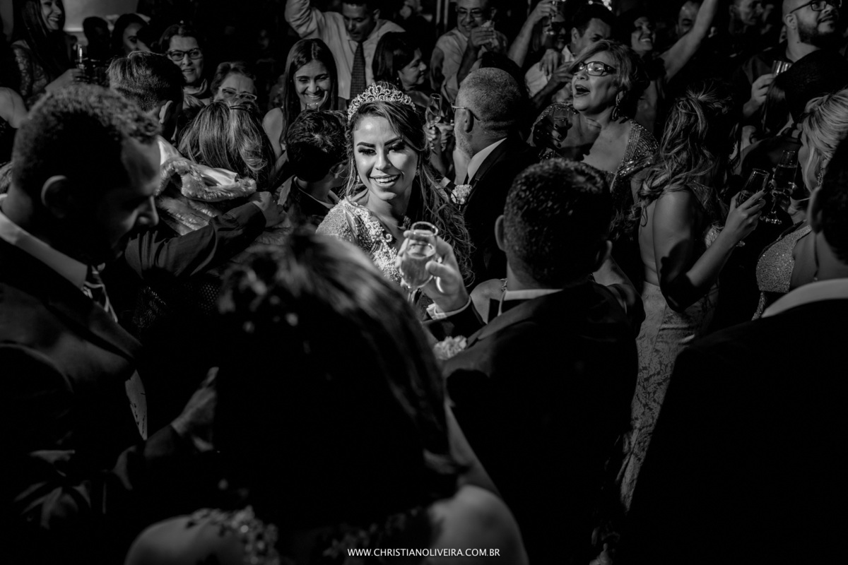 Casamento_Fazenda-Matogrosso_Curvelo_Inimutaba_MG_Grupo-Chuva-de-Arroz_Casando-no-Interior_Noiva_Christian-Oliveira-Fotografia_Casando-no-Campo_Dia_Por-do-Sol_Wedding_Maria-Cristina_Paulo-Henrique_Noivos