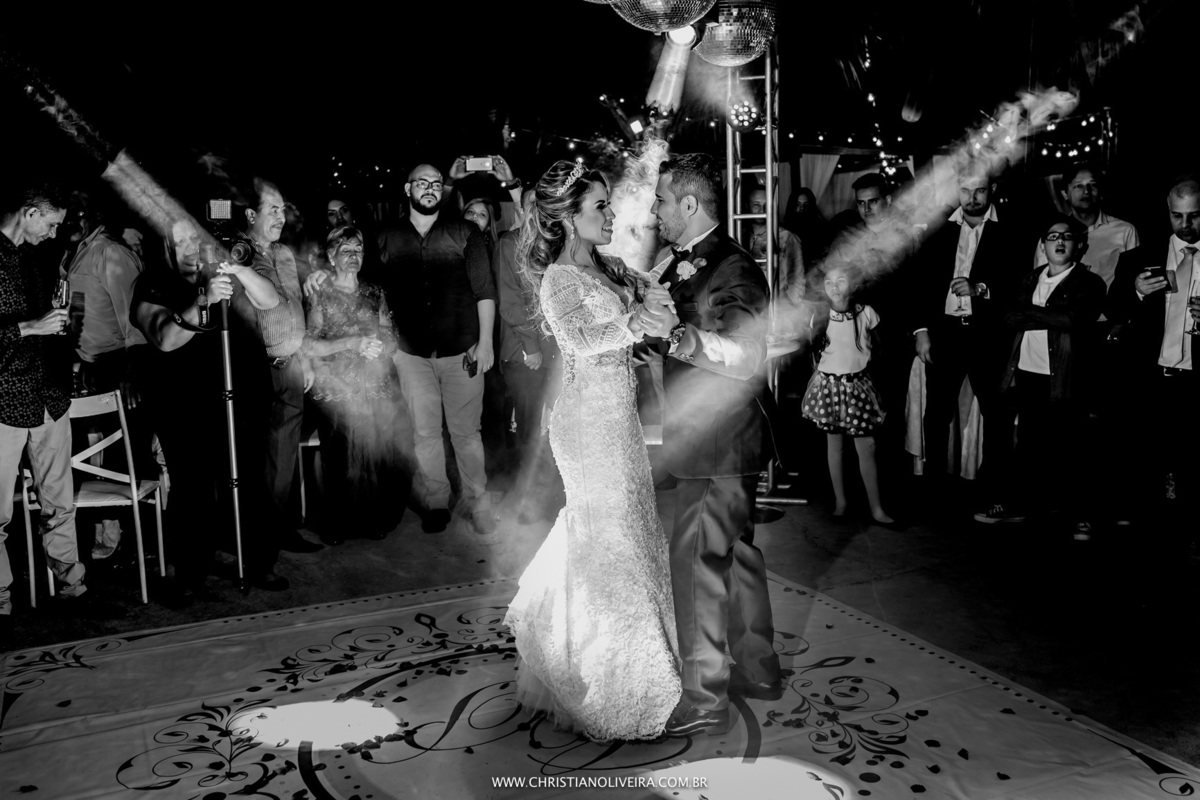Casamento_Fazenda-Matogrosso_Curvelo_Inimutaba_MG_Grupo-Chuva-de-Arroz_Casando-no-Interior_Noiva_Christian-Oliveira-Fotografia_Casando-no-Campo_Dia_Por-do-Sol_Wedding_Maria-Cristina_Paulo-Henrique_Noivos