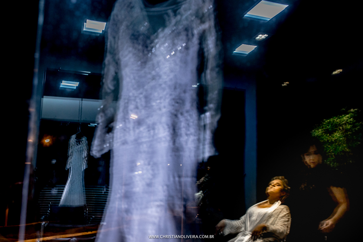 Casamento_Noiva_Poli-Odilon_Igreja-Matriz-Santo-Antônio-Curvelo-MG_Bride_Vestido_Tete-Rezende_Noivas_Rosalia-Antero_Grupo-Chuva-de-Arroz_Christian-Oliveira-Fotografia_Esther-Santos-Albuns_Interior