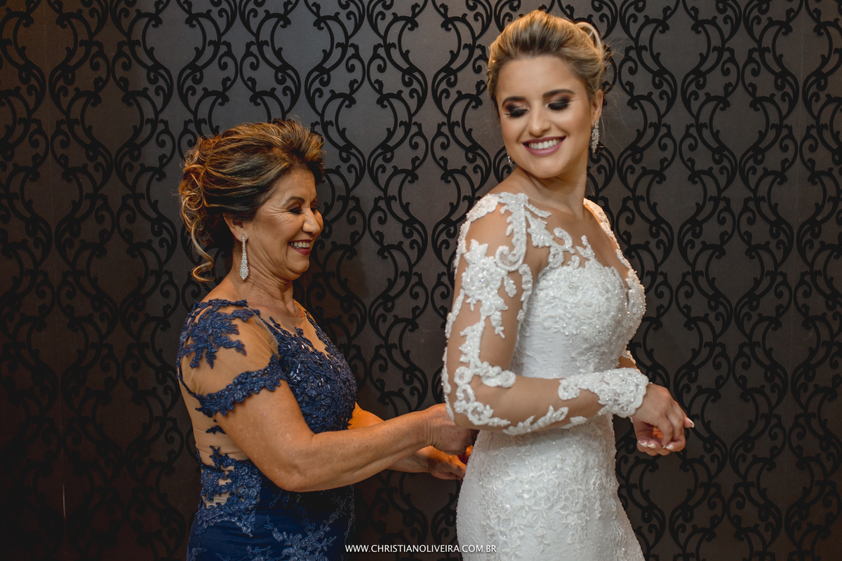 Casamento_Noiva_Poli-Odilon_Igreja-Matriz-Santo-Antônio-Curvelo-MG_Bride_Vestido_Tete-Rezende_Noivas_Rosalia-Antero_Grupo-Chuva-de-Arroz_Christian-Oliveira-Fotografia_Esther-Santos-Albuns_Interior