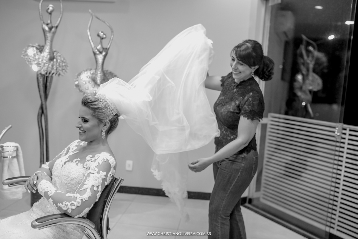 Casamento_Noiva_Poli-Odilon_Igreja-Matriz-Santo-Antônio-Curvelo-MG_Bride_Vestido_Tete-Rezende_Noivas_Rosalia-Antero_Grupo-Chuva-de-Arroz_Christian-Oliveira-Fotografia_Esther-Santos-Albuns_Interior