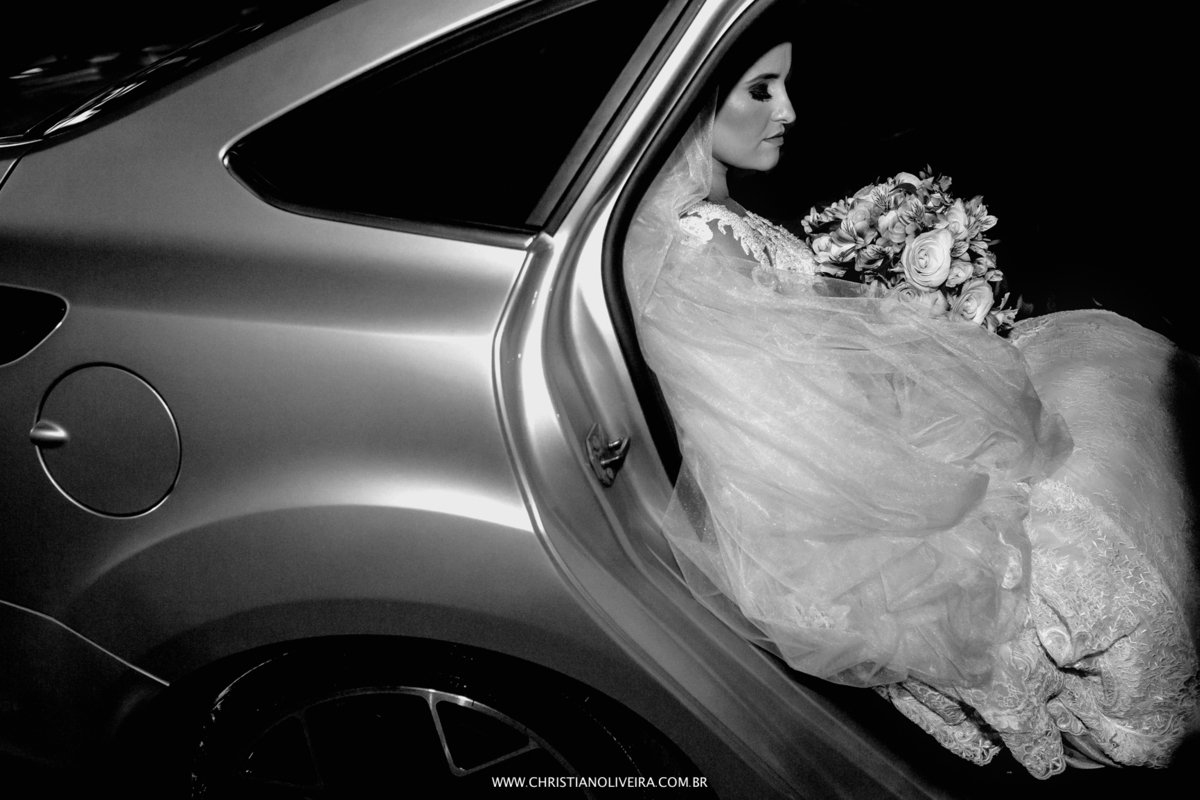 Casamento_Noiva_Poli-Odilon_Igreja-Matriz-Santo-Antônio-Curvelo-MG_Bride_Vestido_Tete-Rezende_Noivas_Rosalia-Antero_Grupo-Chuva-de-Arroz_Christian-Oliveira-Fotografia_Esther-Santos-Albuns_Interior