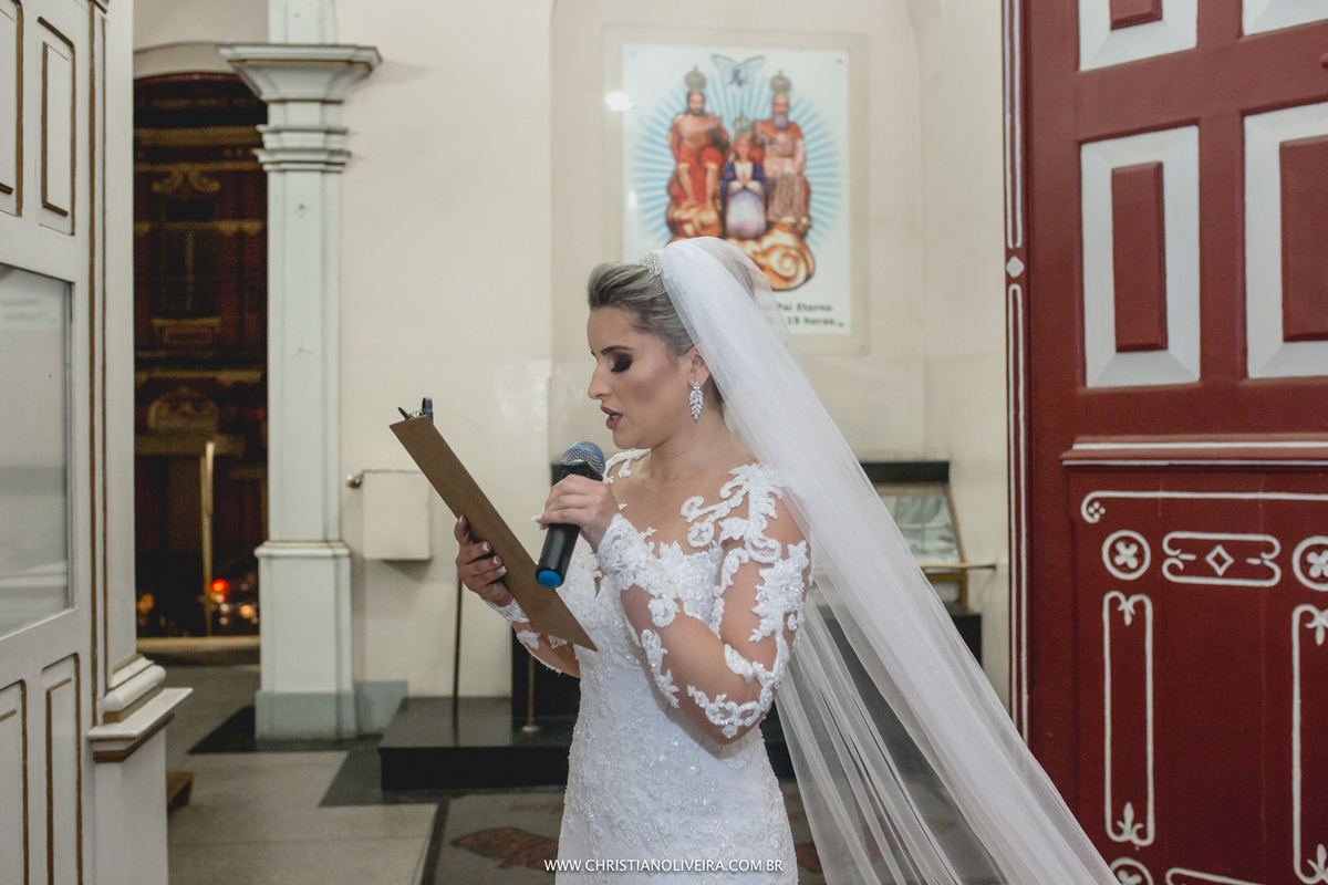 Casamento_Noiva_Poli-Odilon_Igreja-Matriz-Santo-Antônio-Curvelo-MG_Bride_Vestido_Tete-Rezende_Noivas_Rosalia-Antero_Grupo-Chuva-de-Arroz_Christian-Oliveira-Fotografia_Esther-Santos-Albuns_Interior