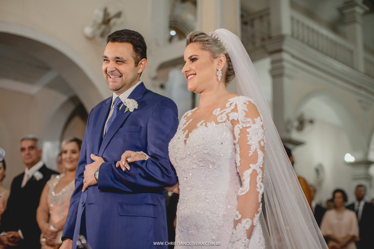 Casamento_Noiva_Poli-Odilon_Igreja-Matriz-Santo-Antônio-Curvelo-MG_Bride_Vestido_Tete-Rezende_Noivas_Rosalia-Antero_Grupo-Chuva-de-Arroz_Christian-Oliveira-Fotografia_Esther-Santos-Albuns_Interior