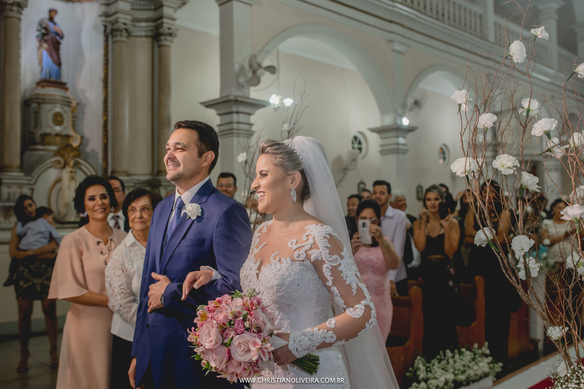 Casamento_Noiva_Poli-Odilon_Igreja-Matriz-Santo-Antônio-Curvelo-MG_Bride_Vestido_Tete-Rezende_Noivas_Rosalia-Antero_Grupo-Chuva-de-Arroz_Christian-Oliveira-Fotografia_Esther-Santos-Albuns_Interior