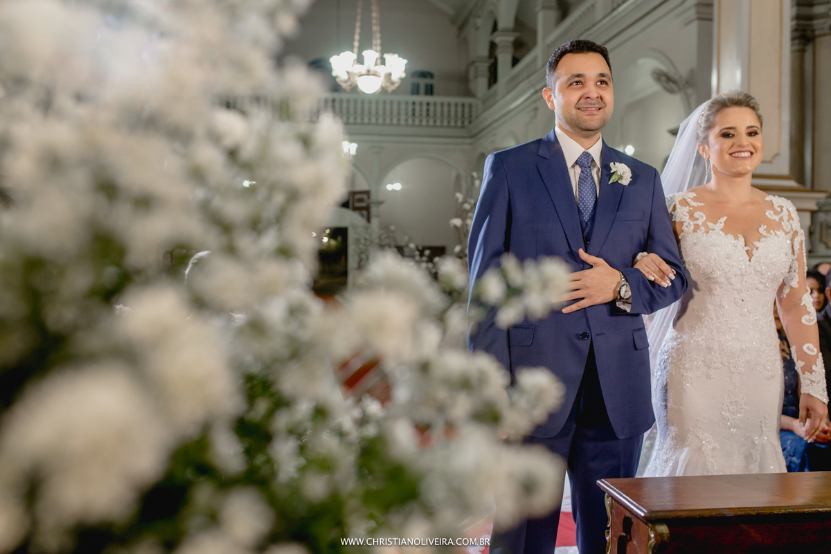 Casamento_Noiva_Poli-Odilon_Igreja-Matriz-Santo-Antônio-Curvelo-MG_Bride_Vestido_Tete-Rezende_Noivas_Rosalia-Antero_Grupo-Chuva-de-Arroz_Christian-Oliveira-Fotografia_Esther-Santos-Albuns_Interior