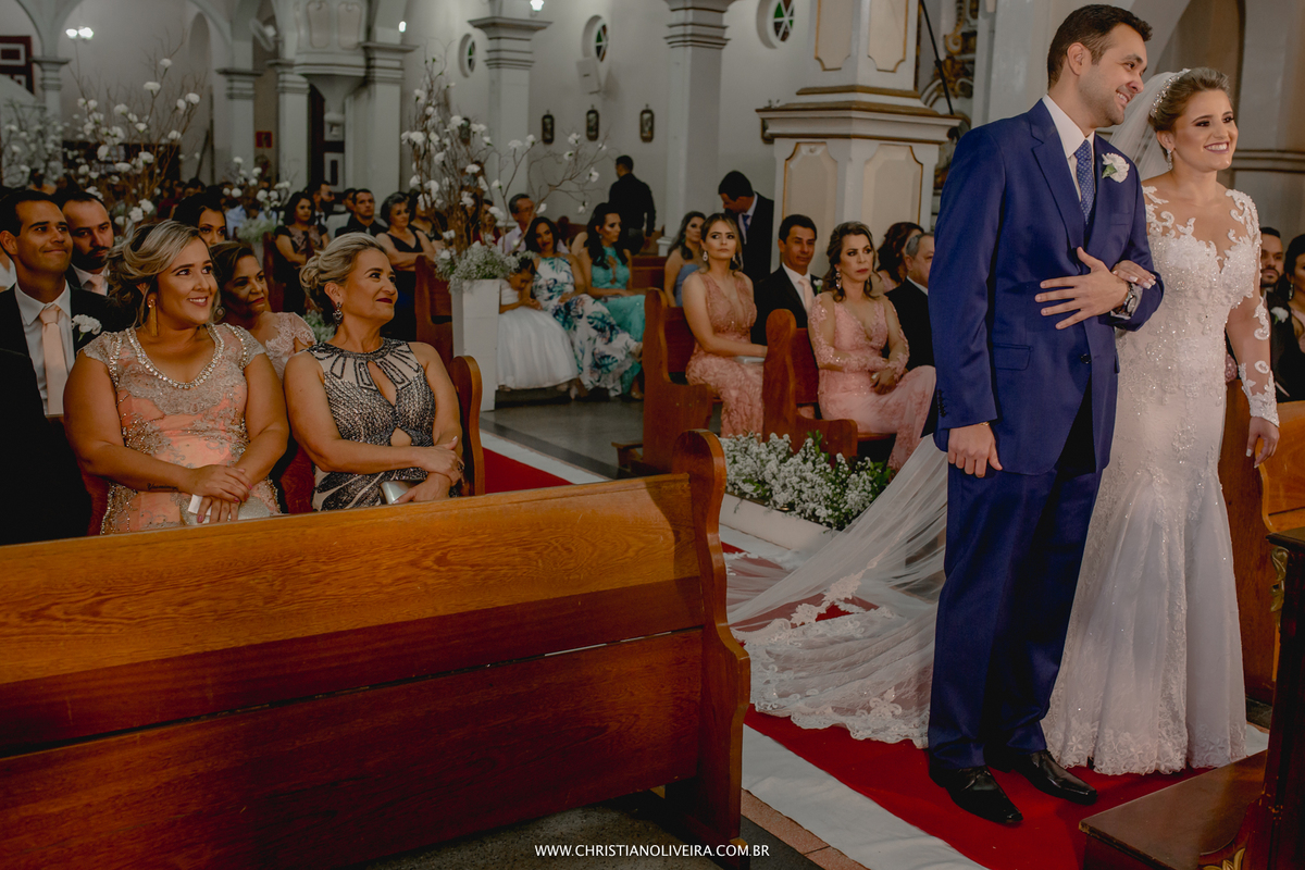 Casamento_Noiva_Poli-Odilon_Igreja-Matriz-Santo-Antônio-Curvelo-MG_Bride_Vestido_Tete-Rezende_Noivas_Rosalia-Antero_Grupo-Chuva-de-Arroz_Christian-Oliveira-Fotografia_Esther-Santos-Albuns_Interior