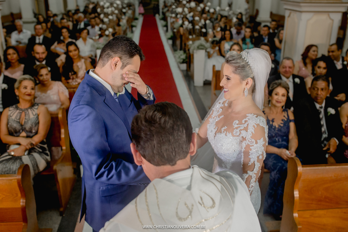 Casamento_Noiva_Poli-Odilon_Igreja-Matriz-Santo-Antônio-Curvelo-MG_Bride_Vestido_Tete-Rezende_Noivas_Rosalia-Antero_Grupo-Chuva-de-Arroz_Christian-Oliveira-Fotografia_Esther-Santos-Albuns_Interior