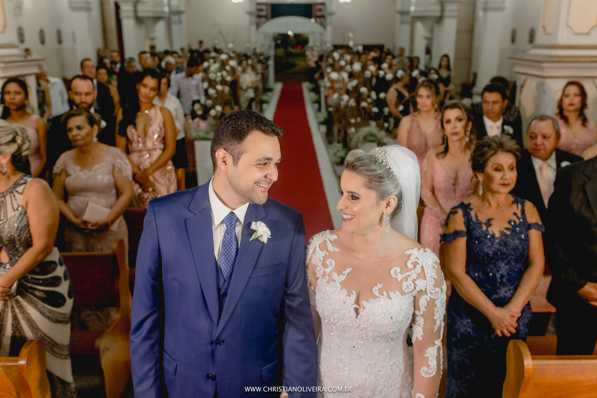 Casamento_Noiva_Poli-Odilon_Igreja-Matriz-Santo-Antônio-Curvelo-MG_Bride_Vestido_Tete-Rezende_Noivas_Rosalia-Antero_Grupo-Chuva-de-Arroz_Christian-Oliveira-Fotografia_Esther-Santos-Albuns_Interior
