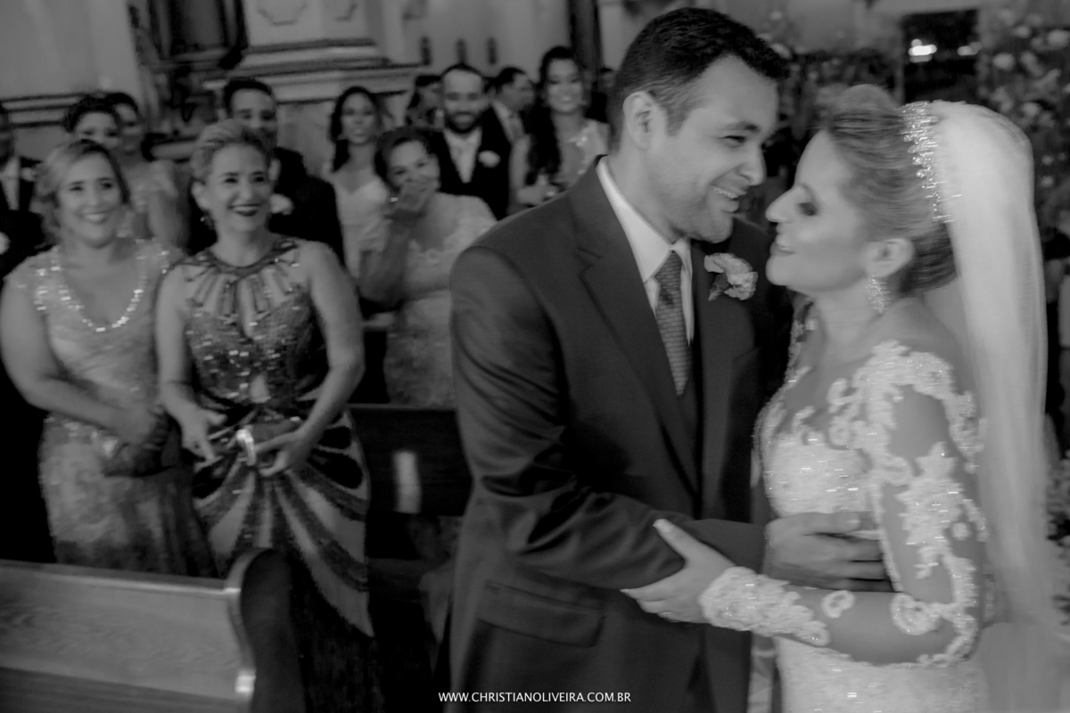 Casamento_Noiva_Poli-Odilon_Igreja-Matriz-Santo-Antônio-Curvelo-MG_Bride_Vestido_Tete-Rezende_Noivas_Rosalia-Antero_Grupo-Chuva-de-Arroz_Christian-Oliveira-Fotografia_Esther-Santos-Albuns_Interior