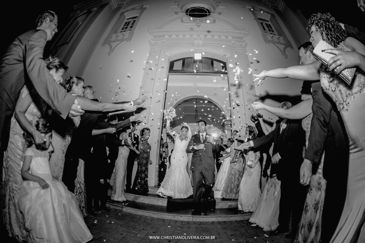 Casamento_Noiva_Poli-Odilon_Igreja-Matriz-Santo-Antônio-Curvelo-MG_Bride_Vestido_Tete-Rezende_Noivas_Rosalia-Antero_Grupo-Chuva-de-Arroz_Christian-Oliveira-Fotografia_Esther-Santos-Albuns_Interior