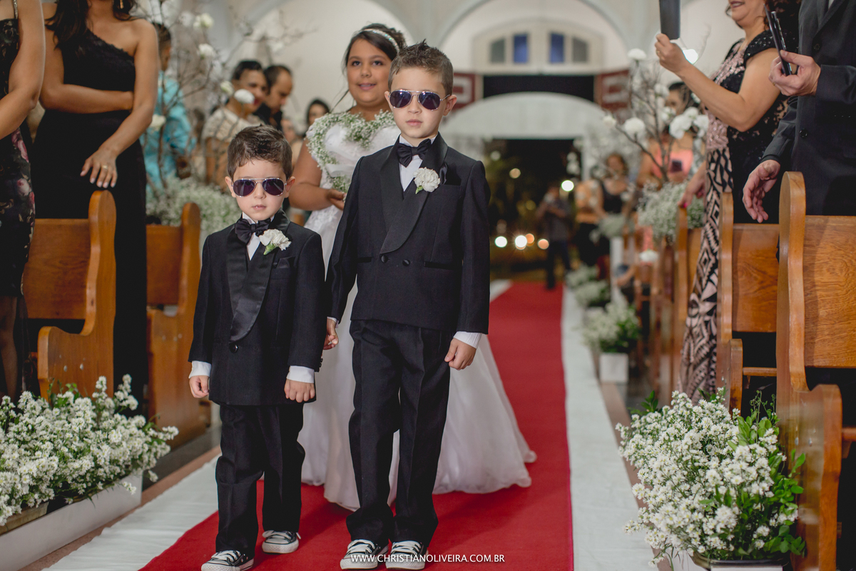 Casamento_Noiva_Poli-Odilon_Igreja-Matriz-Santo-Antônio-Curvelo-MG_Bride_Vestido_Tete-Rezende_Noivas_Rosalia-Antero_Grupo-Chuva-de-Arroz_Christian-Oliveira-Fotografia_Esther-Santos-Albuns_Interior