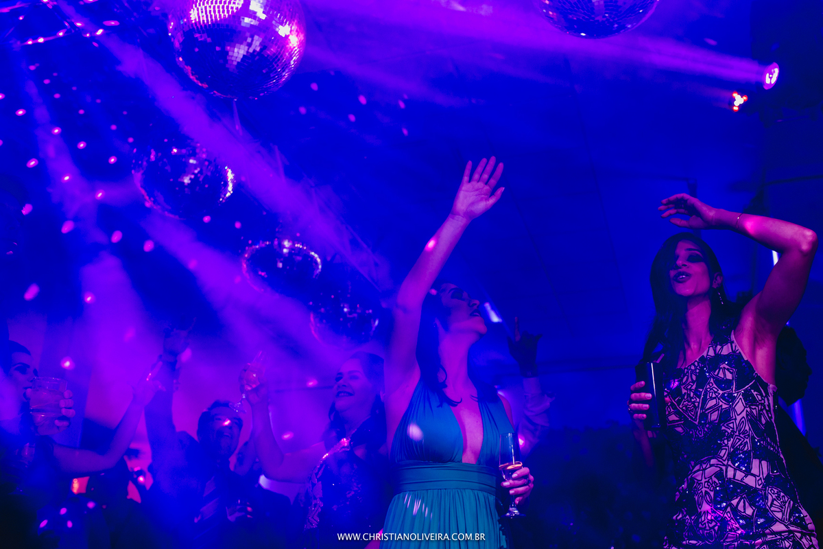 Casamento_Noiva_Poli-Odilon_Igreja-Matriz-Santo-Antônio-Curvelo-MG_Bride_Vestido_Tete-Rezende_Noivas_Rosalia-Antero_Grupo-Chuva-de-Arroz_Christian-Oliveira-Fotografia_Esther-Santos-Albuns_Interior_Espaço Montana