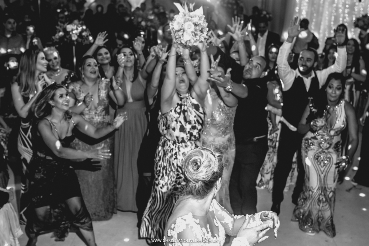 Casamento_Noiva_Poli-Odilon_Igreja-Matriz-Santo-Antônio-Curvelo-MG_Bride_Vestido_Tete-Rezende_Noivas_Rosalia-Antero_Grupo-Chuva-de-Arroz_Christian-Oliveira-Fotografia_Esther-Santos-Albuns_Interior