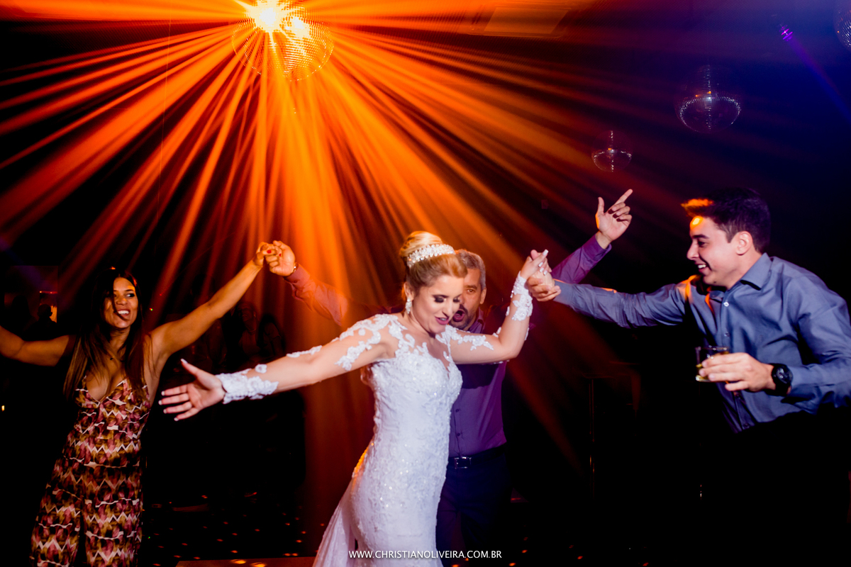 Casamento_Noiva_Poli-Odilon_Igreja-Matriz-Santo-Antônio-Curvelo-MG_Bride_Vestido_Tete-Rezende_Noivas_Rosalia-Antero_Grupo-Chuva-de-Arroz_Christian-Oliveira-Fotografia_Esther-Santos-Albuns_Interior_Espaço Montana