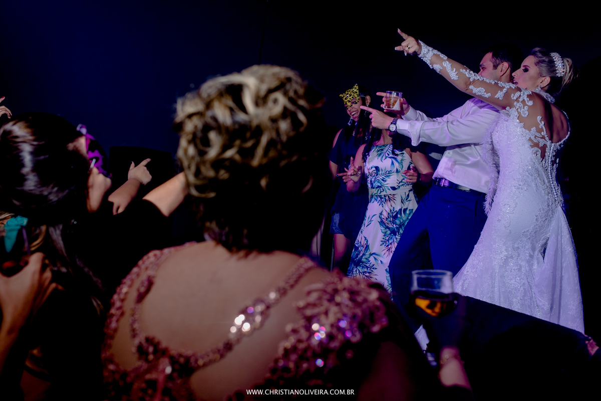 Casamento_Noiva_Poli-Odilon_Igreja-Matriz-Santo-Antônio-Curvelo-MG_Bride_Vestido_Tete-Rezende_Noivas_Rosalia-Antero_Grupo-Chuva-de-Arroz_Christian-Oliveira-Fotografia_Esther-Santos-Albuns_Interior