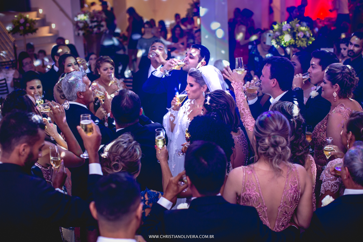 Casamento_Noiva_Poli-Odilon_Igreja-Matriz-Santo-Antônio-Curvelo-MG_Bride_Vestido_Tete-Rezende_Noivas_Rosalia-Antero_Grupo-Chuva-de-Arroz_Christian-Oliveira-Fotografia_Esther-Santos-Albuns_Interior