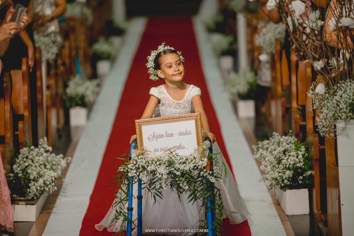 Casamento_Noiva_Poli-Odilon_Igreja-Matriz-Santo-Antônio-Curvelo-MG_Bride_Vestido_Tete-Rezende_Noivas_Rosalia-Antero_Grupo-Chuva-de-Arroz_Christian-Oliveira-Fotografia_Esther-Santos-Albuns_Interior