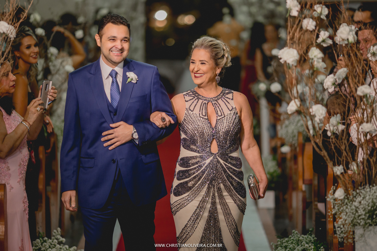 Casamento_Noiva_Poli-Odilon_Igreja-Matriz-Santo-Antônio-Curvelo-MG_Bride_Vestido_Tete-Rezende_Noivas_Rosalia-Antero_Grupo-Chuva-de-Arroz_Christian-Oliveira-Fotografia_Esther-Santos-Albuns_Interior