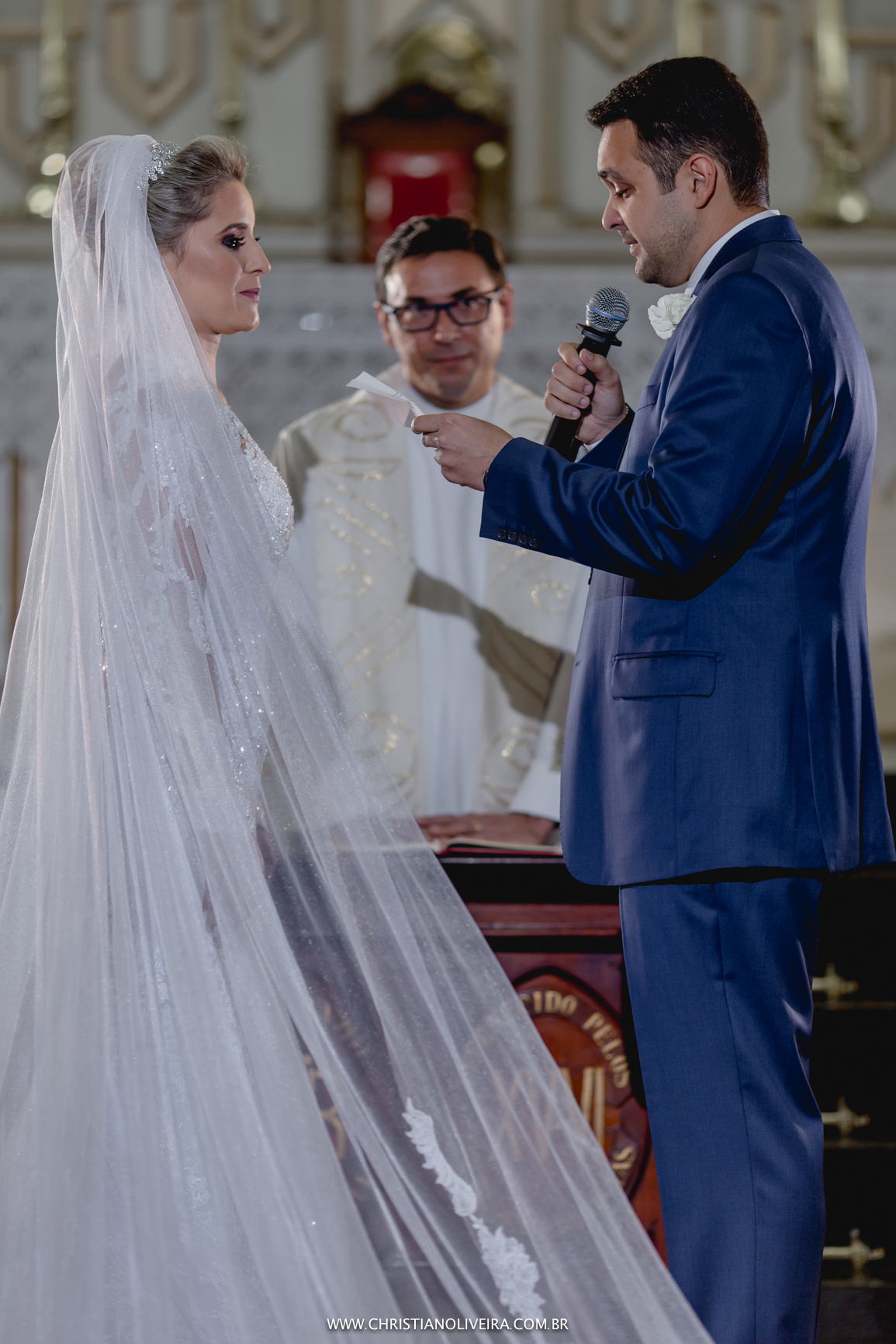 Casamento_Noiva_Poli-Odilon_Igreja-Matriz-Santo-Antônio-Curvelo-MG_Bride_Vestido_Tete-Rezende_Noivas_Rosalia-Antero_Grupo-Chuva-de-Arroz_Christian-Oliveira-Fotografia_Esther-Santos-Albuns_Interior